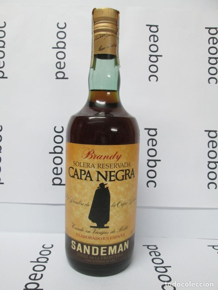 Coleccionismo de vinos y licores: ANTIGUA BOTELLA BRANDY CO&Ntilde;AC, CAPA NEGRA SANDEMAN, IMPUESTO DE 8 PTS, DECADA 70-80