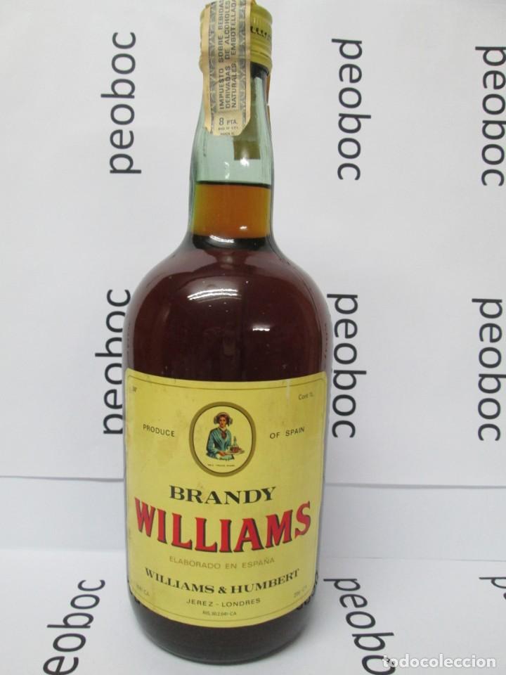 Coleccionismo de vinos y licores: ANTIGUA BOTELLA BRANDY CO&Ntilde;AC, WILLIAMS, DE IMPUESTO DE 8 PTS. DECADA 70-80