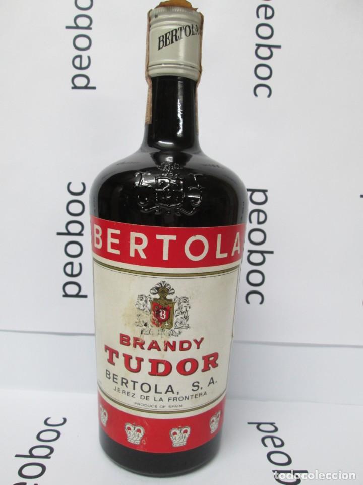 Coleccionismo de vinos y licores: ANTIGUA BOTELLA BRANDY CO&Ntilde;AC, BERTOLA TUDOS, IMPUESTO DE 4 PTS, DECADA 60-70