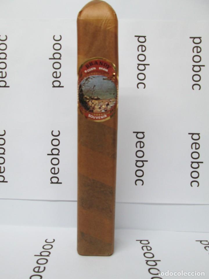 Coleccionismo de vinos y licores: ANTIGUA ETIQUETA BRANDY CO&Ntilde;AC, BOTELLA EN FORMA DE PURO, COSTA BRAVA, IMPUESTO DE 4 PTS.