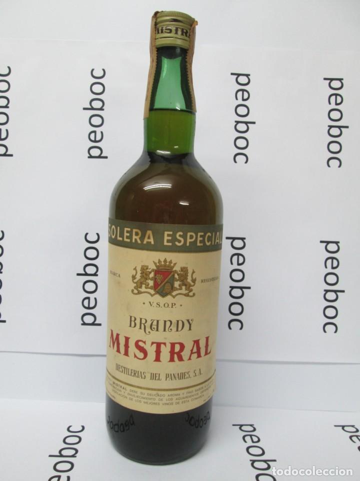 Coleccionismo de vinos y licores: ANTIGUA ETIQUETA BRANDY CO&Ntilde;AC, MISTRAL V.S.O.P. IMPUESTO DE 4 PTS, DECADA 60-70