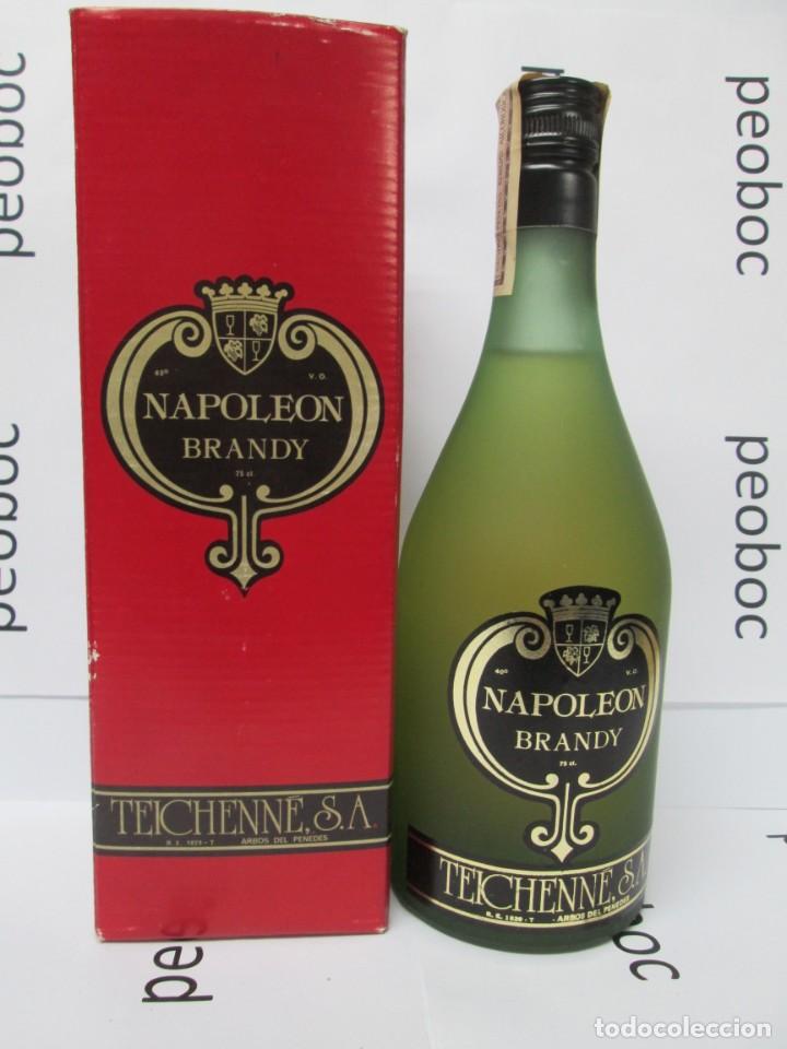 Coleccionismo de vinos y licores: ANTIGUA BOTELLA BRANDY CO&Ntilde;AC, NAPOLEON TEICHENNE , IMPUESTO DE 4 PTS, DECADA 60-70