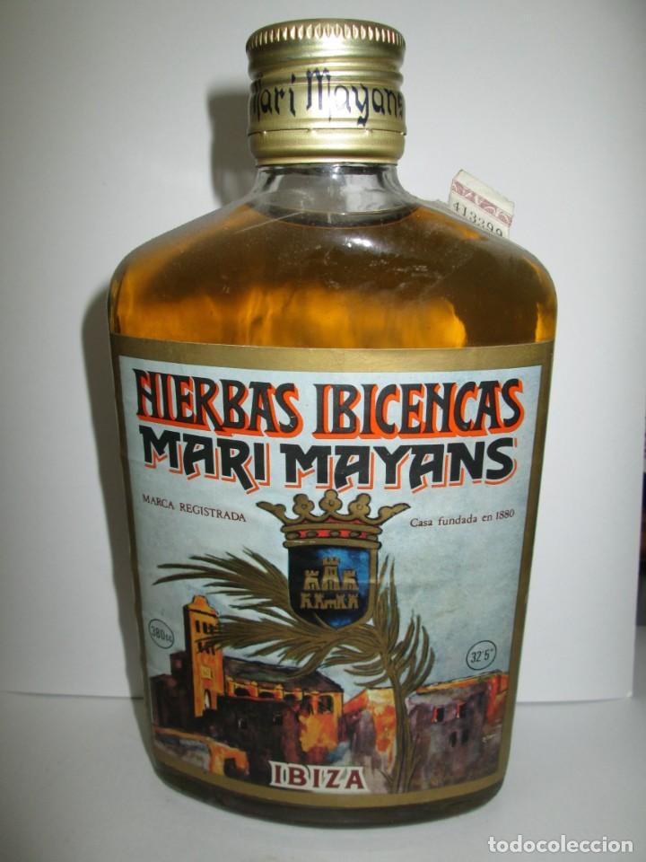 Coleccionismo de vinos y licores: ANTIGUA BOTELLA BRANDY CO&Ntilde;AC, HIERBAS IBICENCAS MARI MAYANS, IMPUESTO DE 4 PTS.