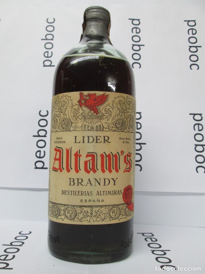 Coleccionismo de vinos y licores: ANTIGUA BOTELLA BRANDY CO&Ntilde;AC, LIDER ALTAMA'S, IMPUESTO DE 80 CTE, DECADA 50-60