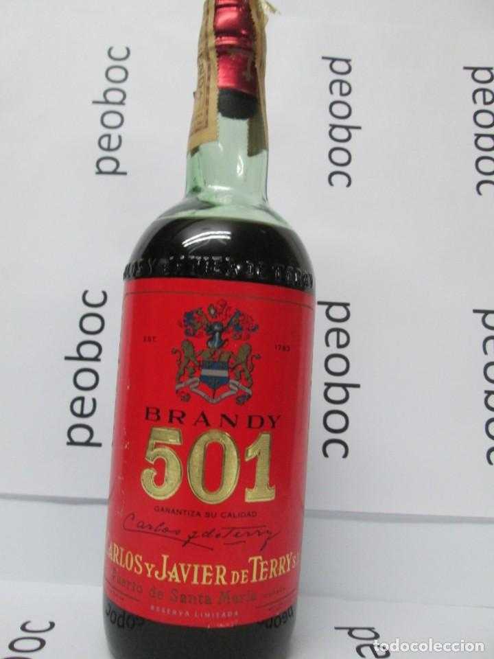 Coleccionismo de vinos y licores: ANTIGUA BOTELLA BRANDY CO&Ntilde;AC, 501 ETIQUETA ROJA, IMPUESTO DE 4 PTS, DECADA 60-70