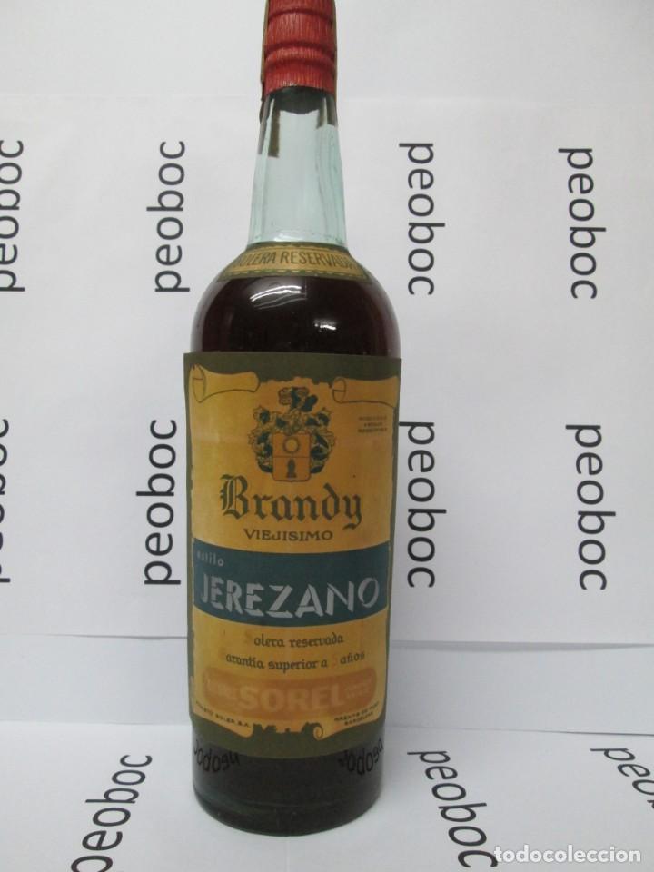Coleccionismo de vinos y licores: ANTIGUA BOTELLA BRANDY CO&Ntilde;AC, VIEJISIMO SOREL, IMPUESTO DE 80 CTS, DECADA 50-60