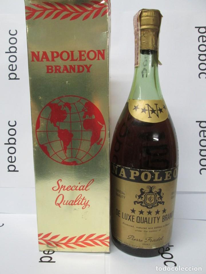 Coleccionismo de vinos y licores: ANTIGUA BOTELLA BRANDY CO&Ntilde;AC, NAPOLEON DE LUXE, 5 ESTRELLAS, IMPUESTO DE 4 PTS.