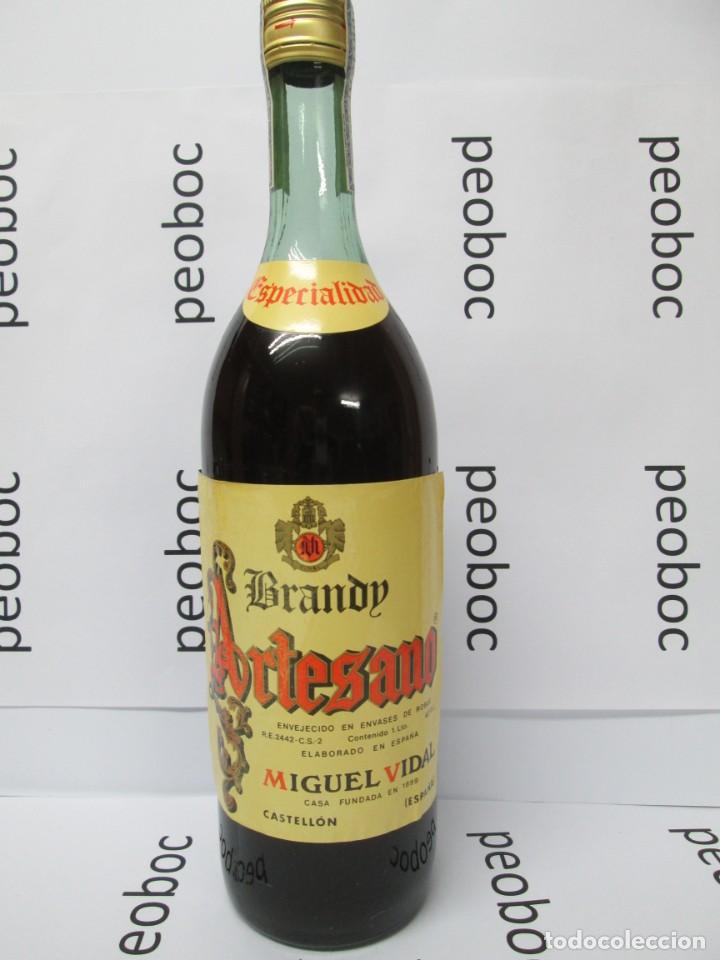 Coleccionismo de vinos y licores: ANTIGUA BOTELLA BRANDY CO&Ntilde;AC,ARTESANO, IMPUESTO DE 8 PTS, DECADA 70-80