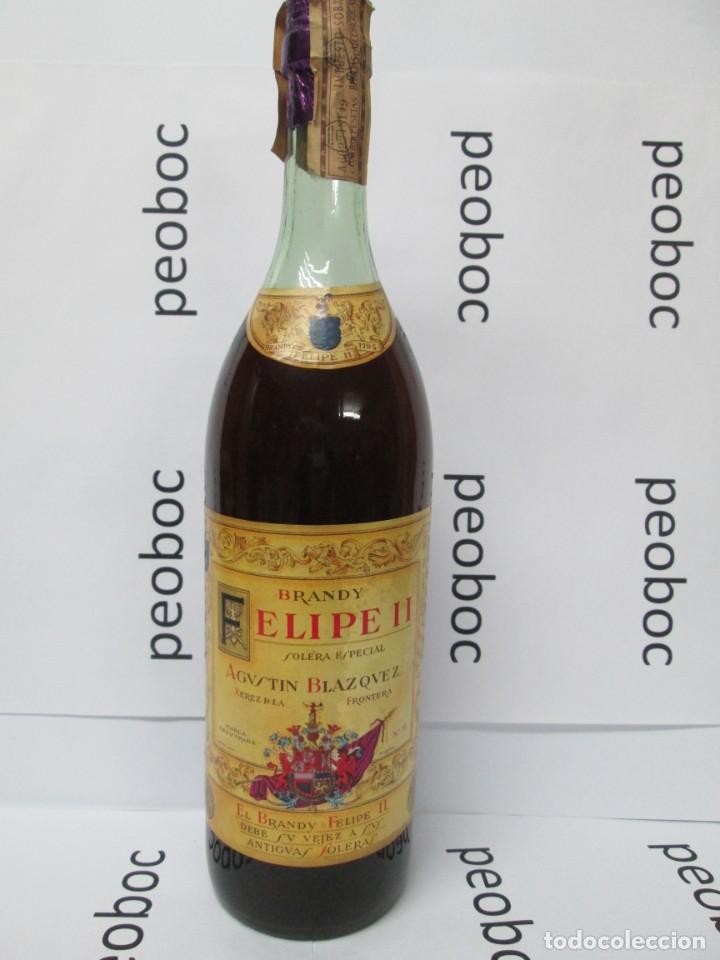 Coleccionismo de vinos y licores: ANTIGUA BOTELLA BRANDY CO&Ntilde;AC,FELIPE II, DE IMPUESTO DE 4 PTS, DECADA 60-70