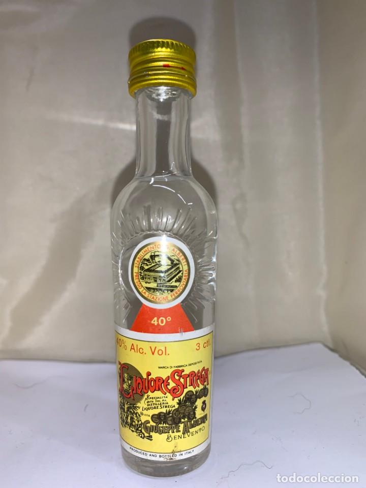 Coleccionismo de vinos y licores: BOTELLITA @LIQUORE STREGA&rdquo; CRISTAL ITALIANA LLENA SIN ABRIR 11 CM MINI BOTELLA MINIATURA