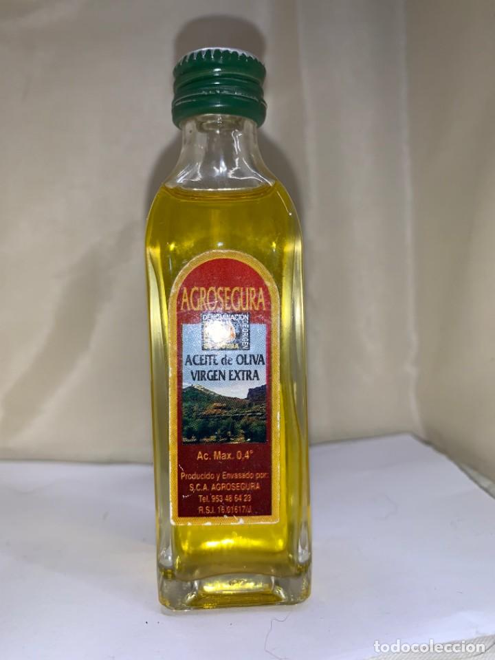 Coleccionismo de vinos y licores: BOTELLITA DE ACEITE &rdquo;AGROSEGURA&rdquo; ESPA&Ntilde;OLA LLENA SIN ABRIR CRISTAL 10.5 CM MINI BOTELLA MINIATURA