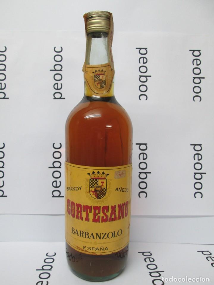 Coleccionismo de vinos y licores: ANTIGUA BOTELLA BRANDY CO&Ntilde;AC, CORTESANO, DE IMPUESTO DE 4 PTS, DECADA 60-70