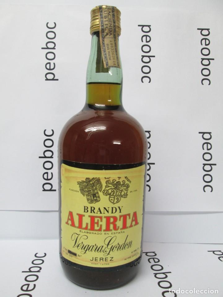Coleccionismo de vinos y licores: ANTIGUA BOTELLA BRANDY CO&Ntilde;AC, ALERTA, DE IMPUESTO DE 8 PTS, DECADA 70-80