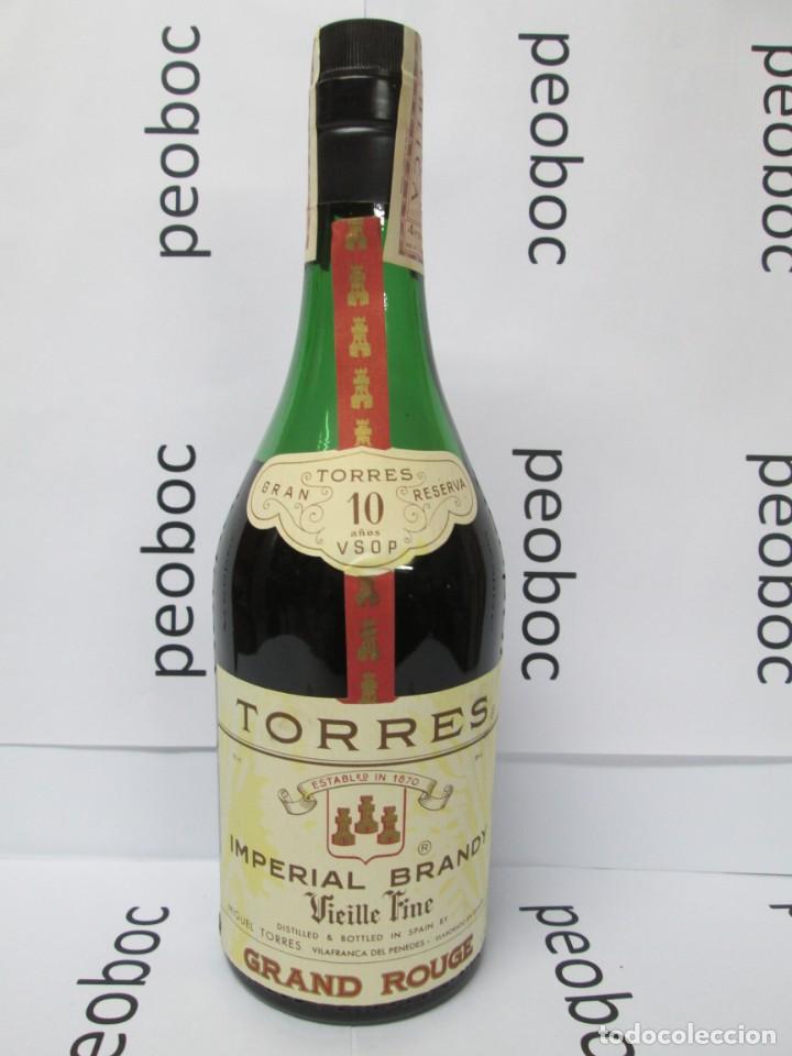 Coleccionismo de vinos y licores: ANTIGUA BOTELLA BRANDY CO&Ntilde;AC, TORRES 10 A&Ntilde;OS V.S.O.P., IMPUESTO DE 4 PTS, DECADA 60-70