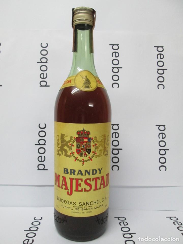 Coleccionismo de vinos y licores: ANTIGUA BOTELLA BRANDY CO&Ntilde;AC, MAJESTAD, DE IMPUESTO DE 4 PTS, DECADA 60-70
