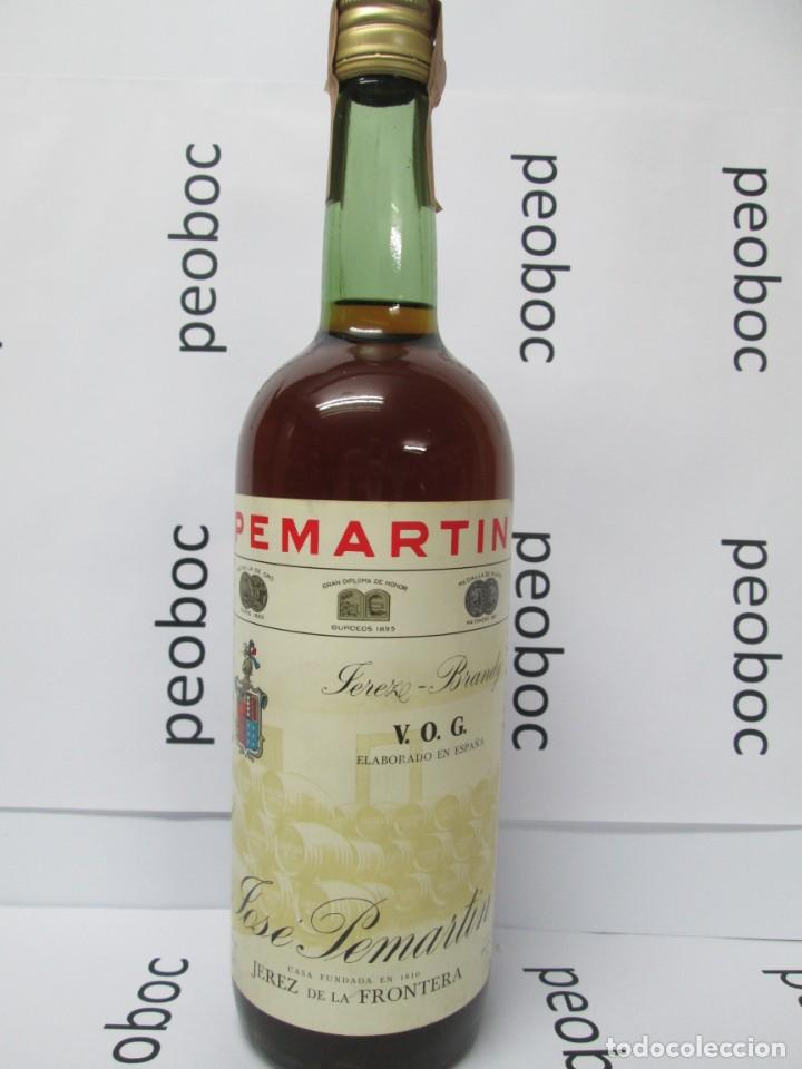 Coleccionismo de vinos y licores: ANTIGUA BOTELLA BRANDY CO&Ntilde;AC, PEMARTIN V.O.G IMPUESTO DE 4 PTS, DECADA 60-70