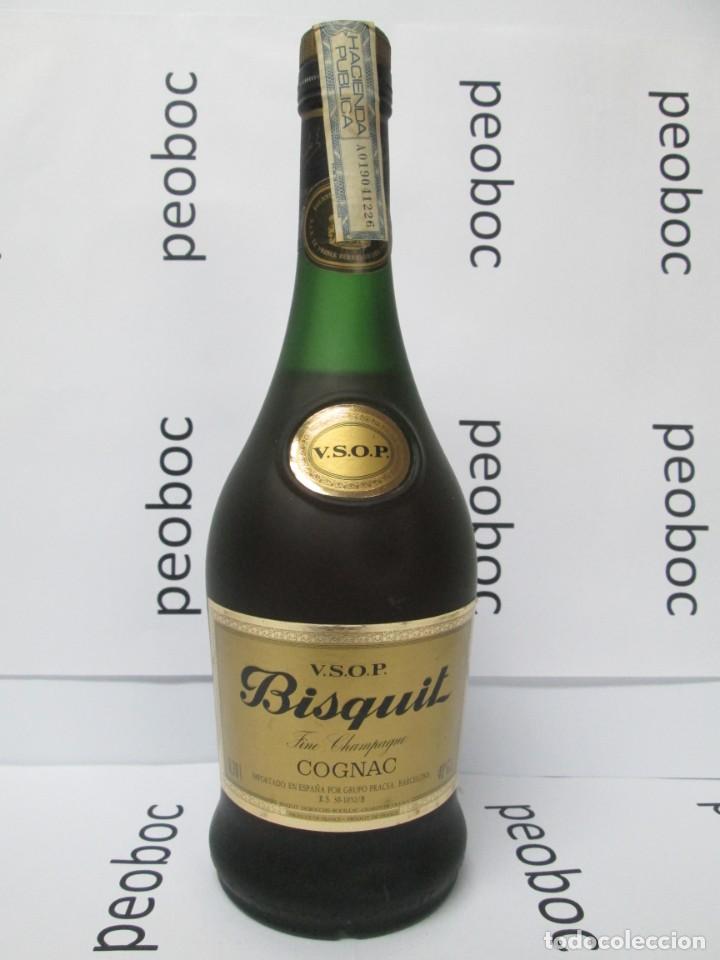 Coleccionismo de vinos y licores: ANTIGUA BOTELLA BRANDY CO&Ntilde;AC,BISQUIT V.S.O.P. IMPUESTO DE 8 PTS, DECADA 70-80
