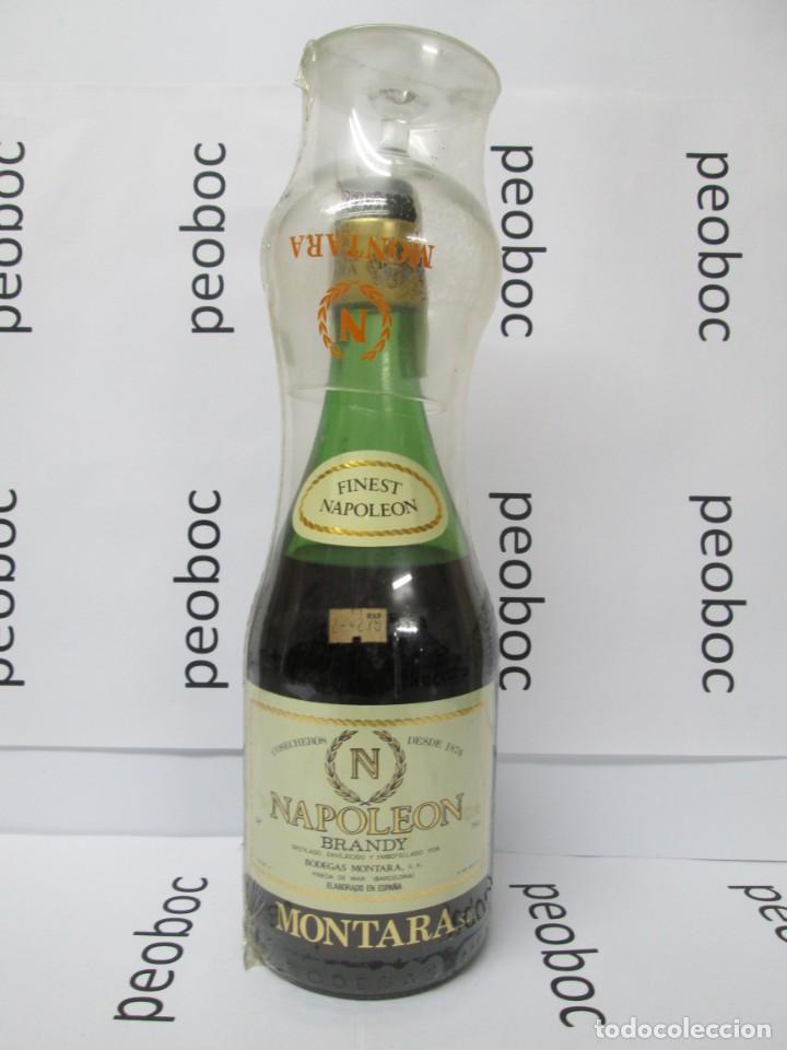 Coleccionismo de vinos y licores: ANTIGUA BOTELLA BRANDY CO&Ntilde;AC, NAPOLE&Ograve;N MONTARA, IMPUESTO DE 4 PTS, DECADA 60-70