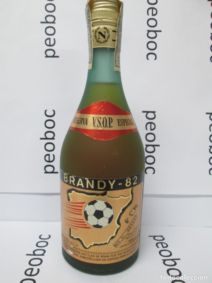 Coleccionismo de vinos y licores: ANTIGUA BOTELLA BRANDY CO&Ntilde;AC, MUNDIA 82, IMPUESTO DE 8 PTS, DECADA 70-80
