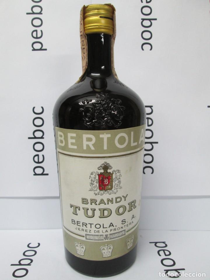 Coleccionismo de vinos y licores: ANTIGUA BOTELLA BRANDY CO&Ntilde;AC, BERTOLA, IMPUESTO DE 4 PTS, DECADA 60-70
