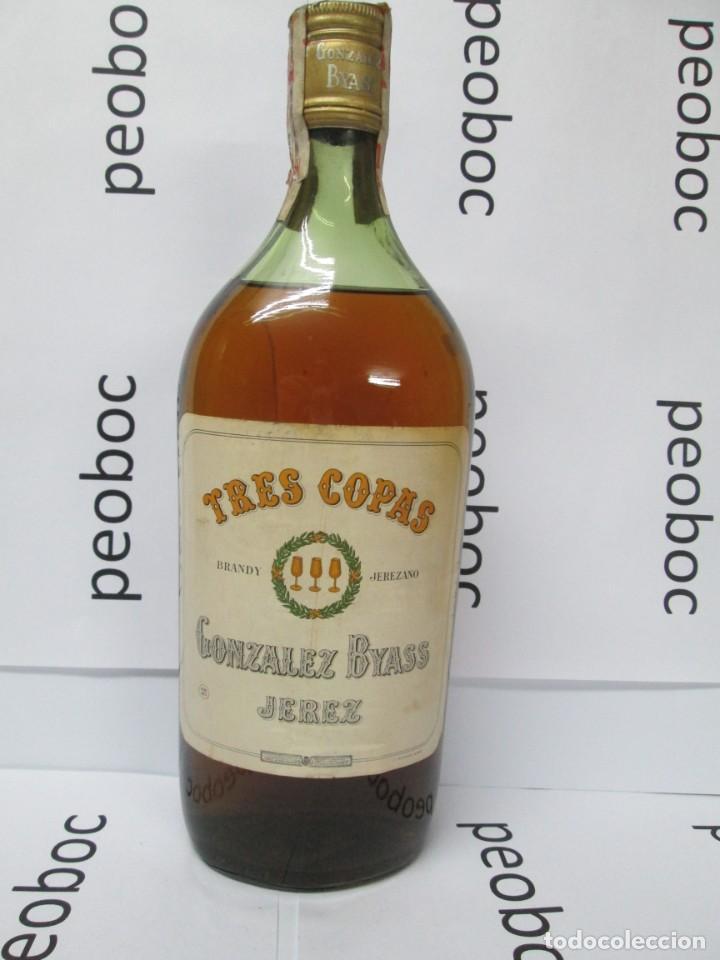 Coleccionismo de vinos y licores: ANTIGUA BOTELLA BRANDY CO&Ntilde;AC, TRES COPAS, DE GONZALEZ BYASS, IMPUESTO DE 4 PTS, DECADA 60-70