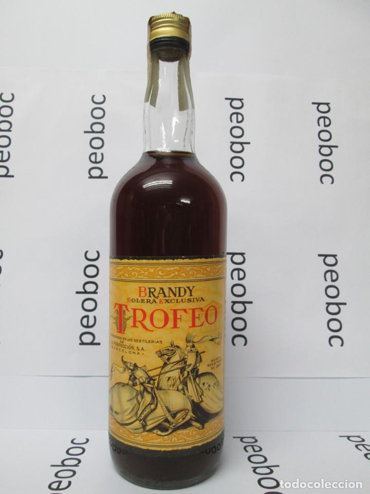 Coleccionismo de vinos y licores: ANTIGUA BOTELLA BRANDY CO&Ntilde;AC, TROFEO SOLERA EXCLUSIVA, IMPUESTO DE 4 PTS, DECADA 60-70