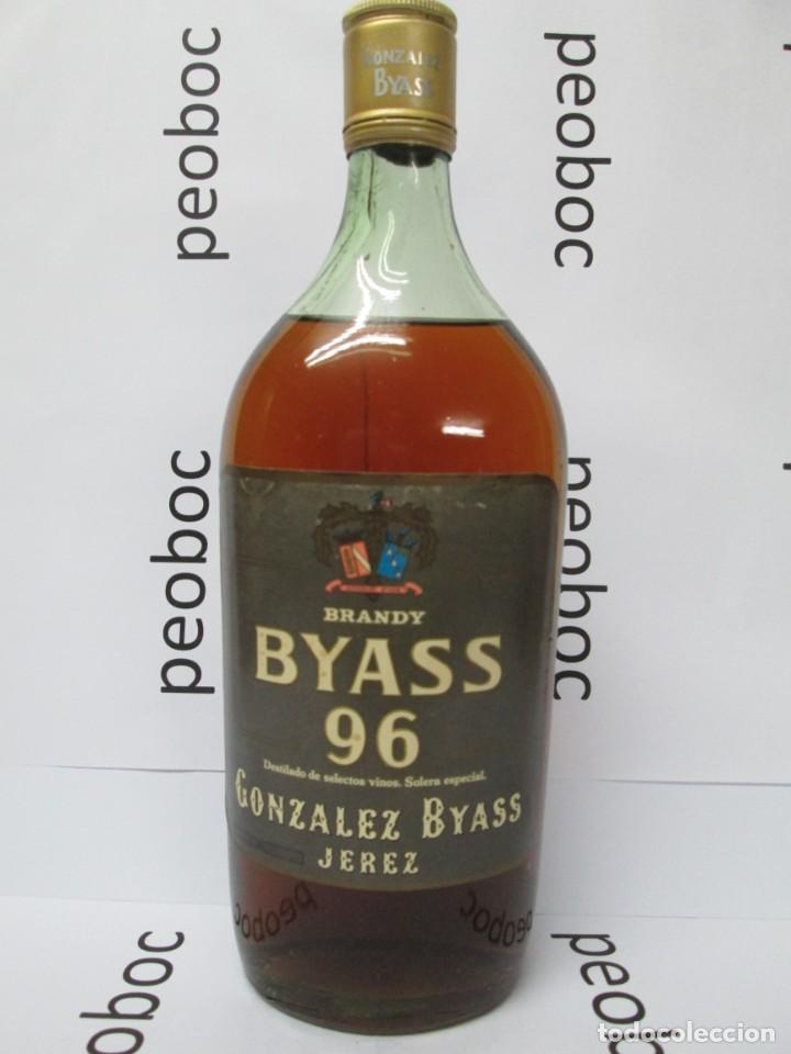 Coleccionismo de vinos y licores: ANTIGUA BOTELLA BRANDY CO&Ntilde;AC,BYASS 96, IMPUESTO DE 4 PTS, DECADA,60-70