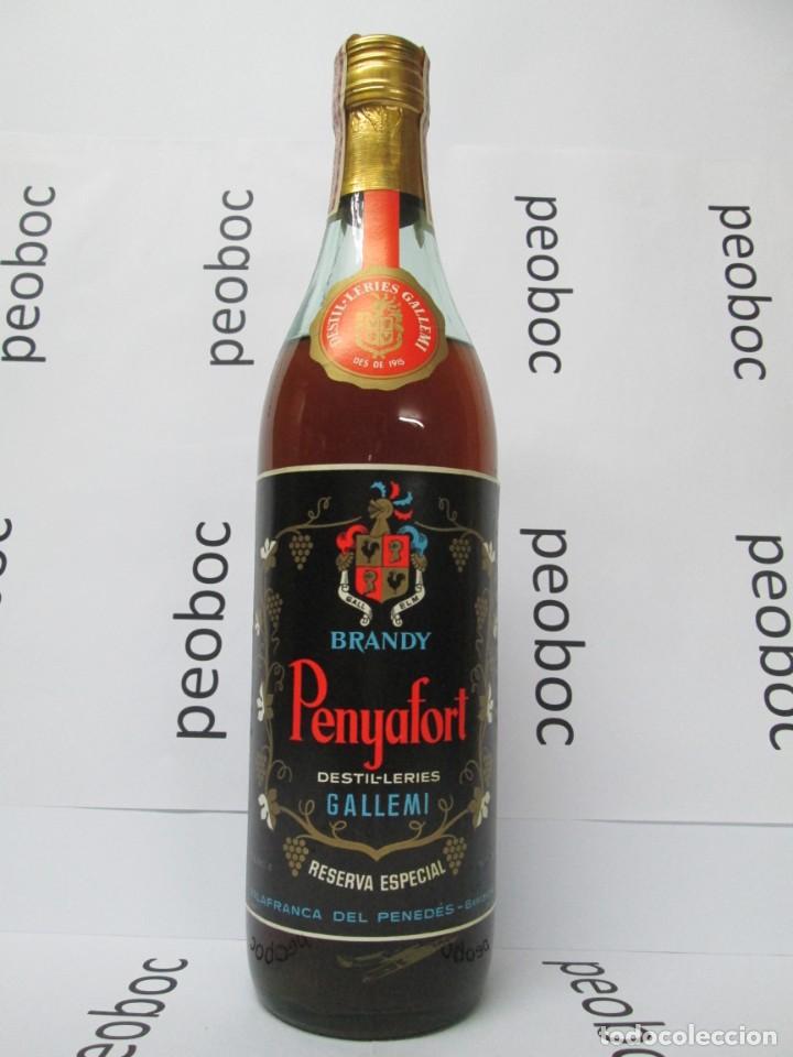 Coleccionismo de vinos y licores: ANTIGUA BOTELLA BRANDY CO&Ntilde;AC, PENYAFORT GALLEMI, IMPUESTO DE 4 PTS, DECADA 60-70