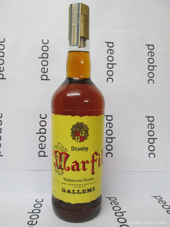 Coleccionismo de vinos y licores: ANTIGUA BOTELLA BRANDY CO&Ntilde;AC, MARFIL, IMPUESTO DE 8 PTS, DECADA 70-80