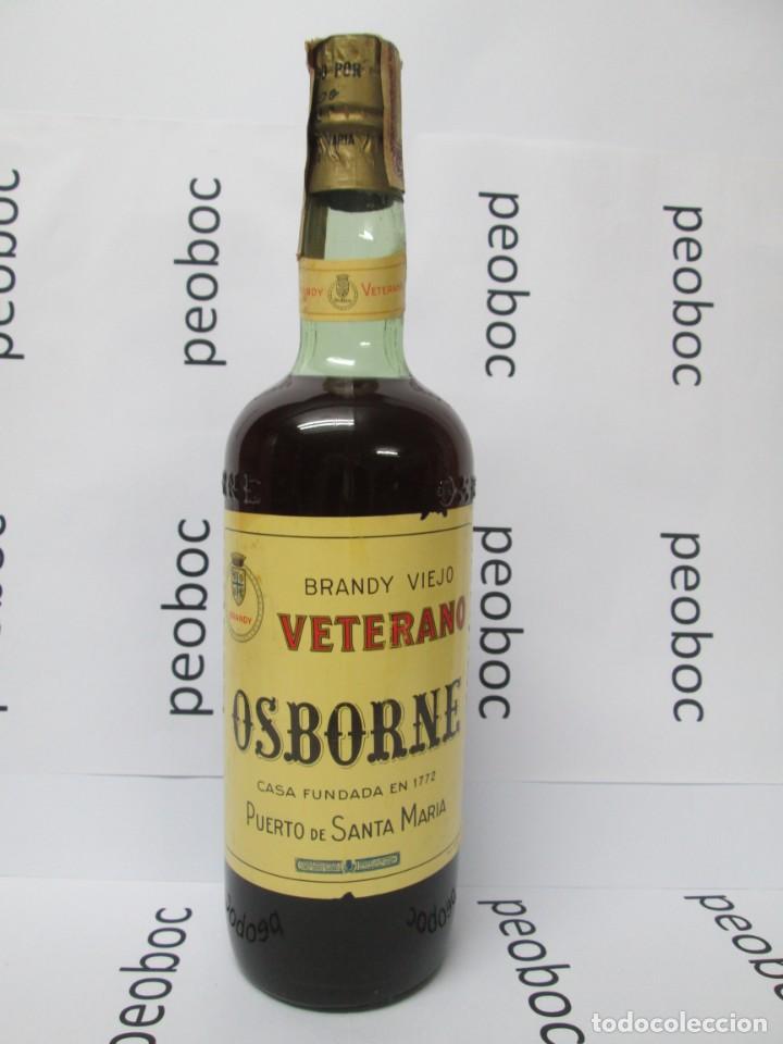 Coleccionismo de vinos y licores: ANTIGUA BOTELLA BRANDY CO&Ntilde;AC, VIEJO VETERANO, DE IMPUESTO DE 80 CETS. DECADA 50-60