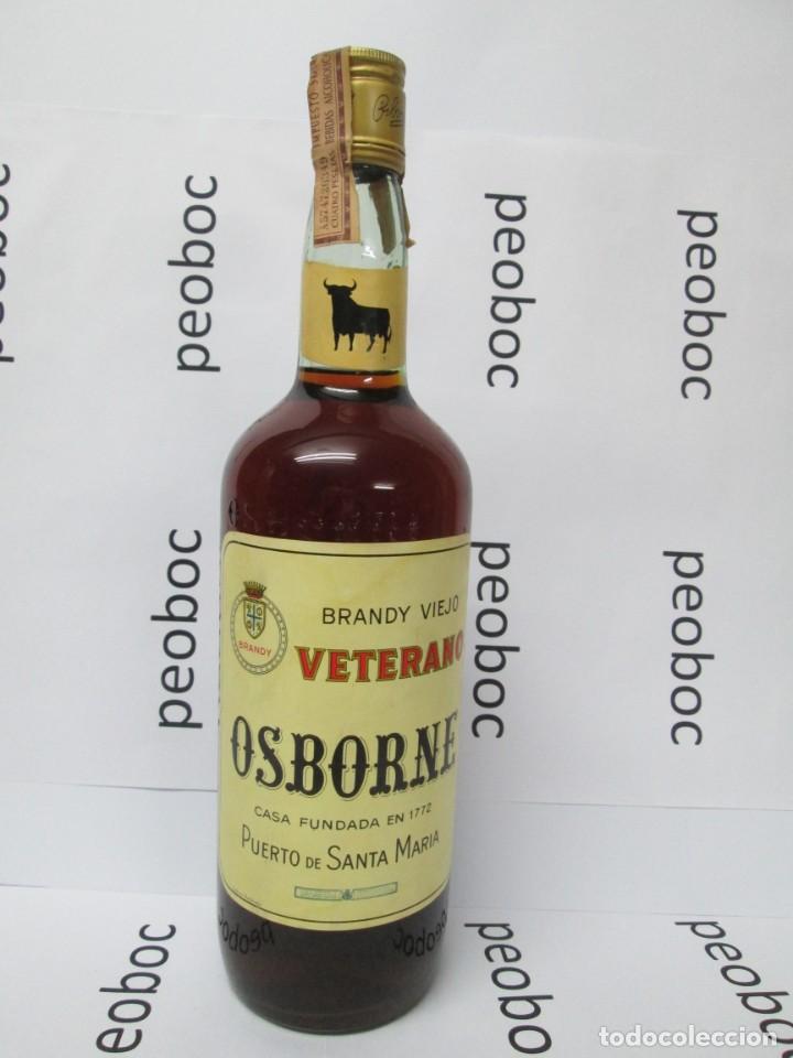 Coleccionismo de vinos y licores: ANTIGUA BOTELLA BRANDY CO&Ntilde;AC, VETERANO VIEJO, IMPUESTO DE 4 PTS, DECADA 60-70