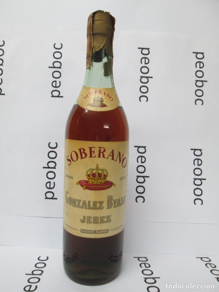 Coleccionismo de vinos y licores: ANTIGUA BOTELLA BRANDY CO&Ntilde;AC, SOBERANO A&Ntilde;EJO, DE IMPUESTO DE 80 CTS. DECADA 50-60