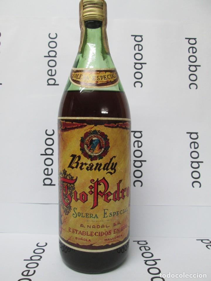 Coleccionismo de vinos y licores: ANTIGUA BOTELLA BRANDY CO&Ntilde;AC, TIO PEDRO, IMPUESTO DE 4 PTS, DECADA 60-70