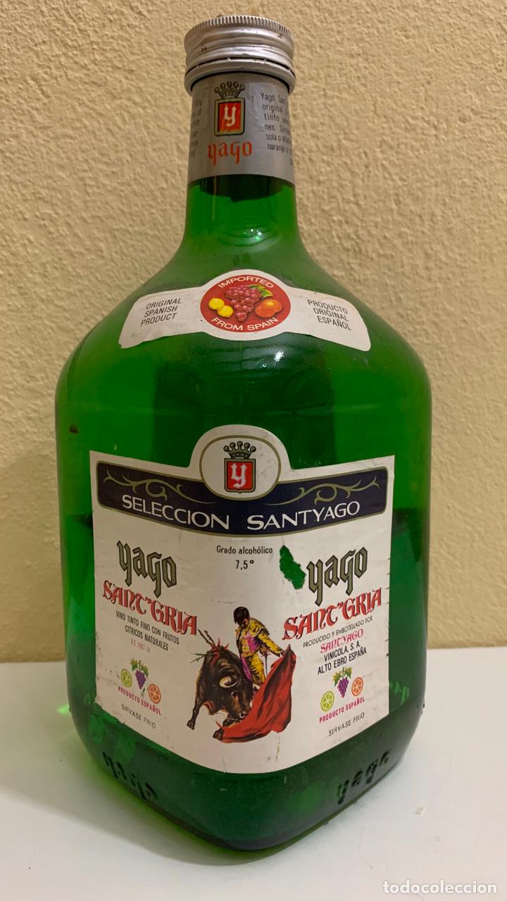Coleccionismo de vinos y licores: ANTIGUA BOTELLA DE SANT GRIA, SANTGRIA YOGO, VINO TINTO FINO CON FRUTOS CITRICOS NATURALES