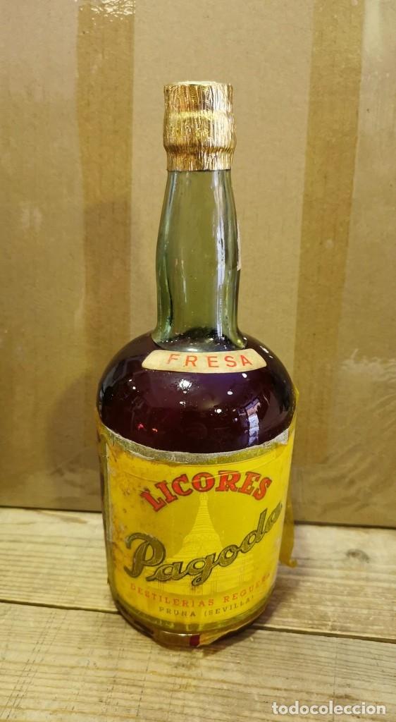 Sammlung von Weinen und Lik&ouml;ren: Botella licor de fresa PAGODA, Anis Reguera, Pruna, Sevilla, a&ntilde;os 70, muy rara