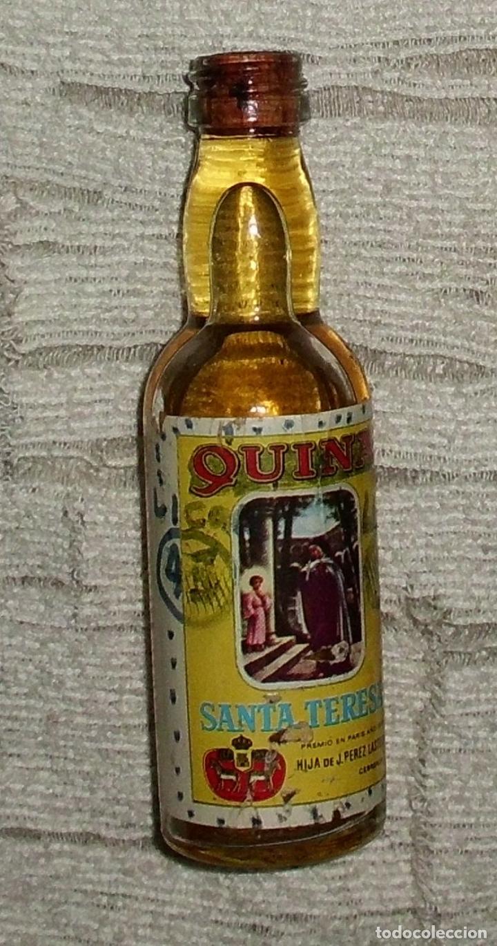 Coleccionismo de vinos y licores: BOTELLIN QUINA SANTA TERESA. HJA DE J. PEREZ LASTRA. COBREROS RF-5876