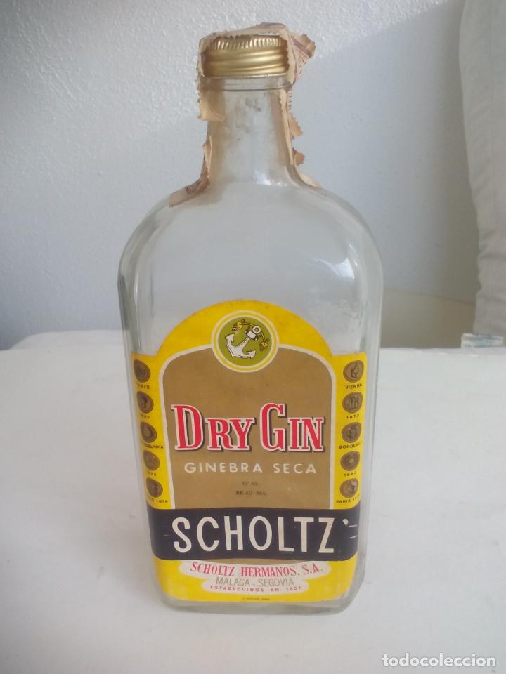 Coleccionismo de vinos y licores: ANTIGUA BOTELLA DE GINEBRA SECA SCHOLTZ DRY GIN. SCHOLTZ HERMANOS.. MALAGA-SEGOVIA