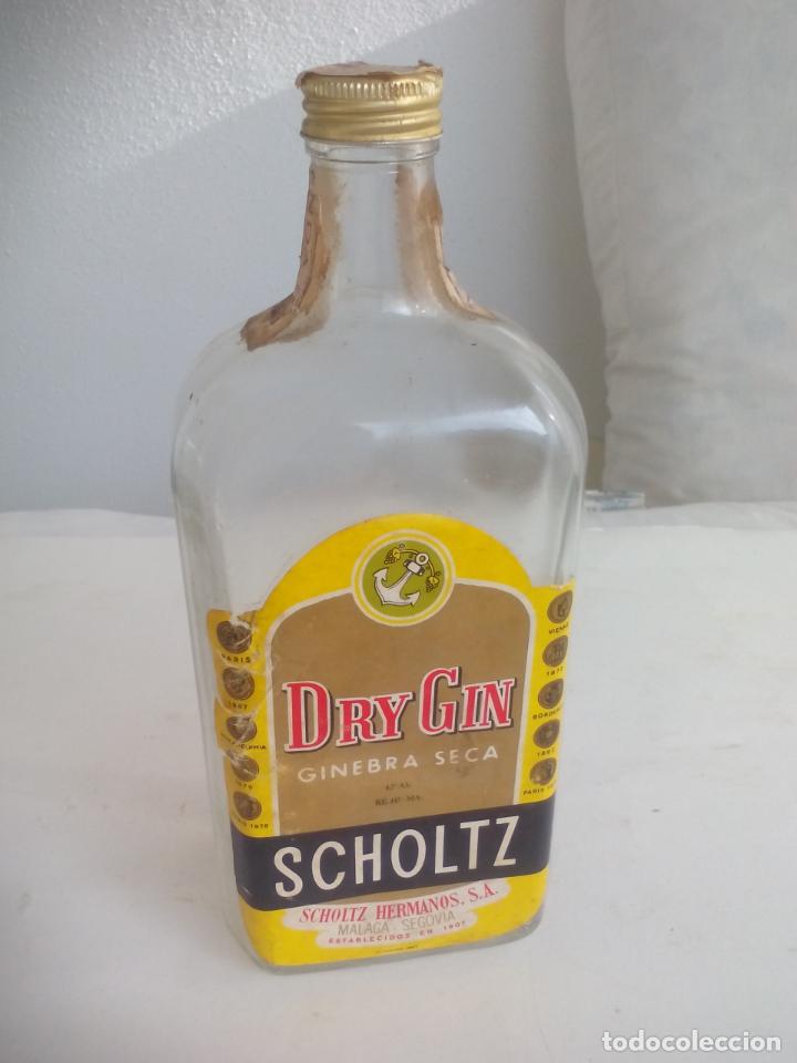 Coleccionismo de vinos y licores: ANTIGUA BOTELLA DE GINEBRA SECA SCHOLTZ DRY GIN. SCHOLTZ HERMANOS.. MALAGA-SEGOVIA