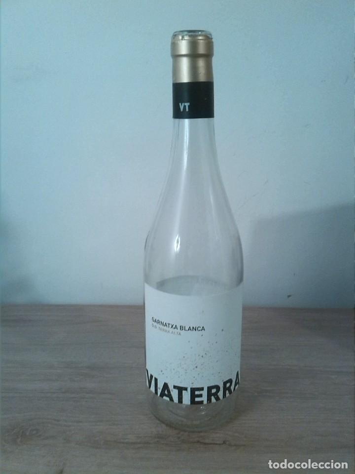 Coleccionismo de vinos y licores: Botella de cristal blanco vino Viaterra. Terra Alta. 2019.