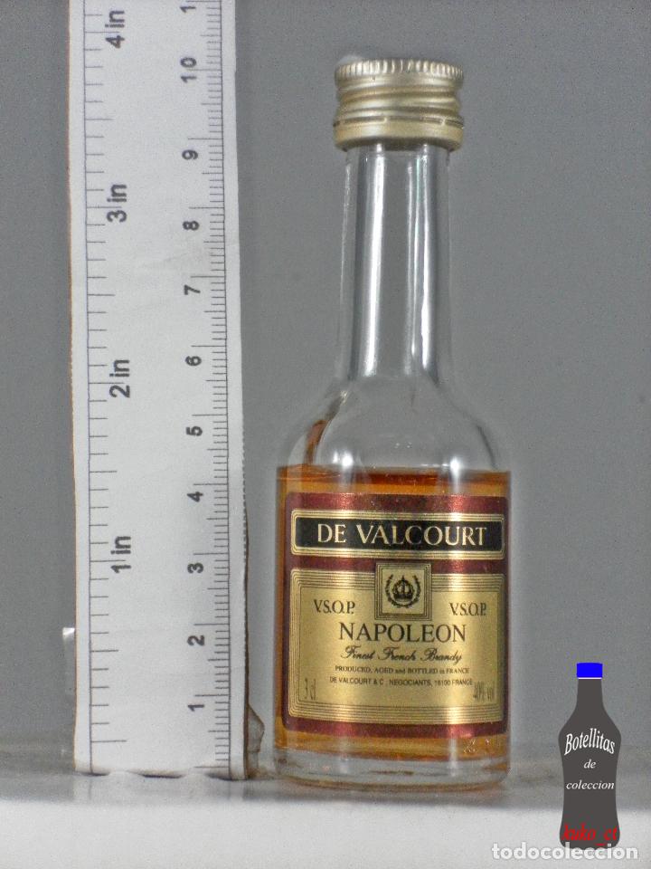 Coleccionismo de vinos y licores: BOTELLITA BOTELLIN DE VALCOURT V.S.O.P. MAPOLEON FRENCH BRANDY NEGOCIANTS FRANCE SACCONE MADRID