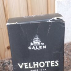 Coleccionismo de vinos y licores: BOTELLA CON CAJA DE CARTON VELHOTES SINCE 1934 WHITE PORTO. Lote 247142225