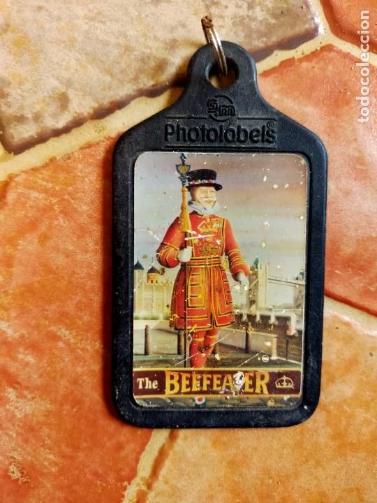 Coleccionismo de vinos y licores: Antiguo llavero de pl&aacute;stico con publicidad de botella bebida alch&oacute;lica Ginebra Beefeater