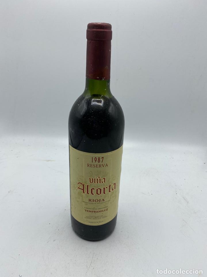 Sammlung von Weinen und Lik&ouml;ren: BOTELLA. VINO TINTO. RIOJA. TEMPRANILLO. RESERVA 1987. VI&Ntilde;A ALCORTA. 75 CL. 12.5% VOL. VER