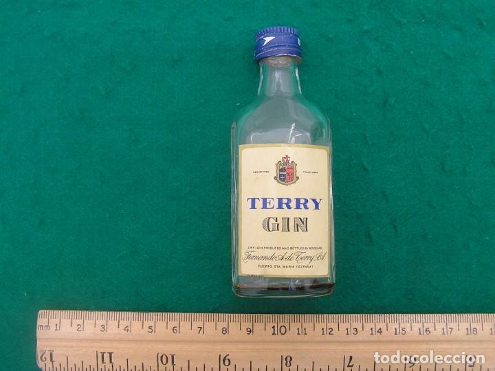 Coleccionismo de vinos y licores: Antigua Botella de vidrio miniatura de Ginebra TERRY GIN. Sello impuestos 50 ctmos. Vac&iacute;a.