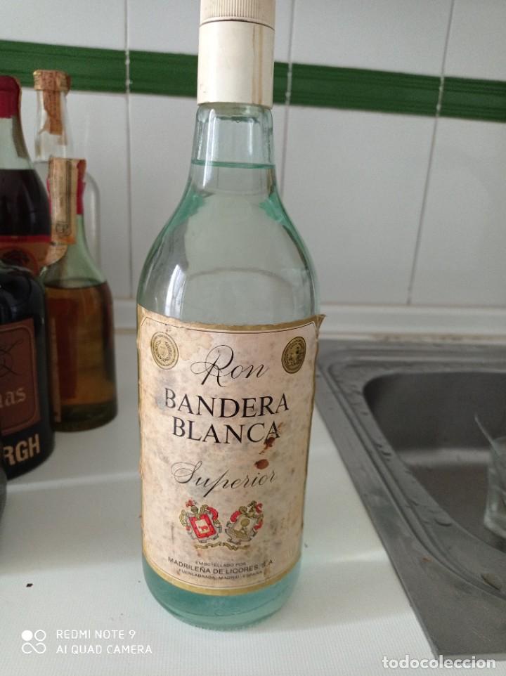 Coleccionismo de vinos y licores: Antigua botella de Ron de 1 l Bandera blanca sin abrir