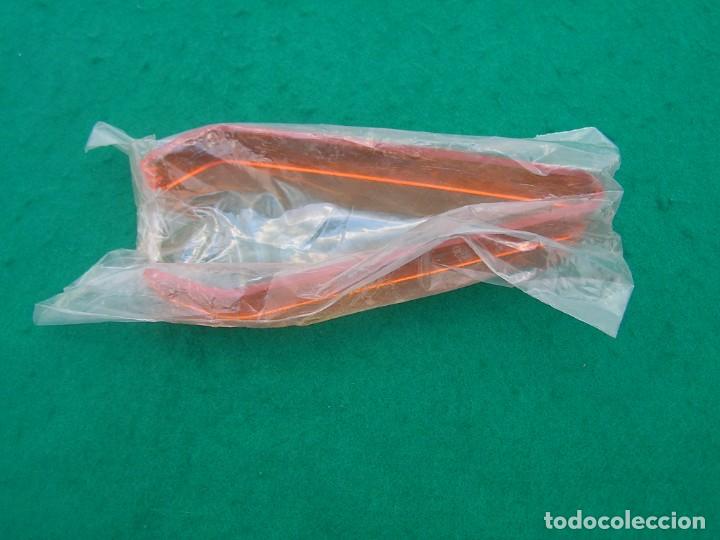 Coleccionismo de vinos y licores: Pinzas para hielo de pl&aacute;stico promocional Whisky CHIVAS. Color &aacute;mbar - naranja.