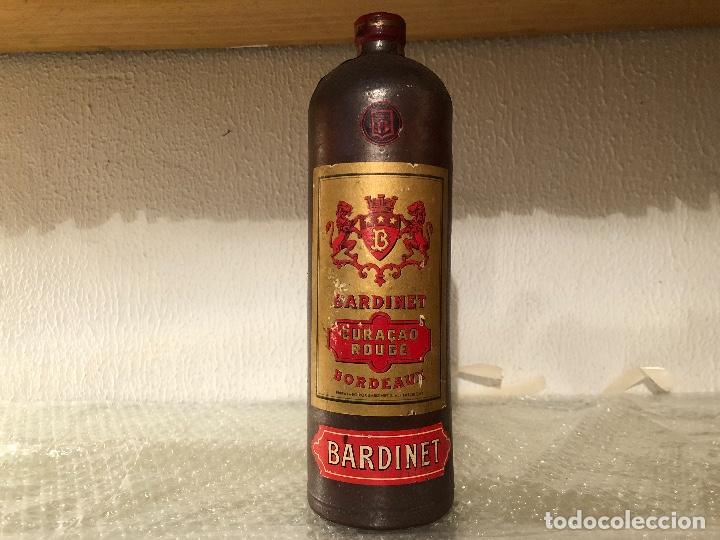 Colecionismo de vinhos e licores: ANTIGUA BOTELLA GRANDE DE CERÁMICA CON ASA BARDINET BORDEAUX - CURAÇAO ROUGE. IMPUESTO 80 CÉNTIMOS