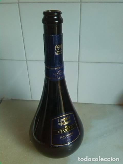 Coleccionismo de vinos y licores: Botella decorativa de cristal oscuro Cava Canals & Munn&eacute;. 2003. Medida: 29 cm