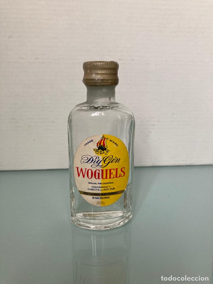 Coleccionismo de vinos y licores: Botell&iacute;n Ginebra Woguels. Destiler&iacute;as Montserrat. Barcelona. 10 cm.