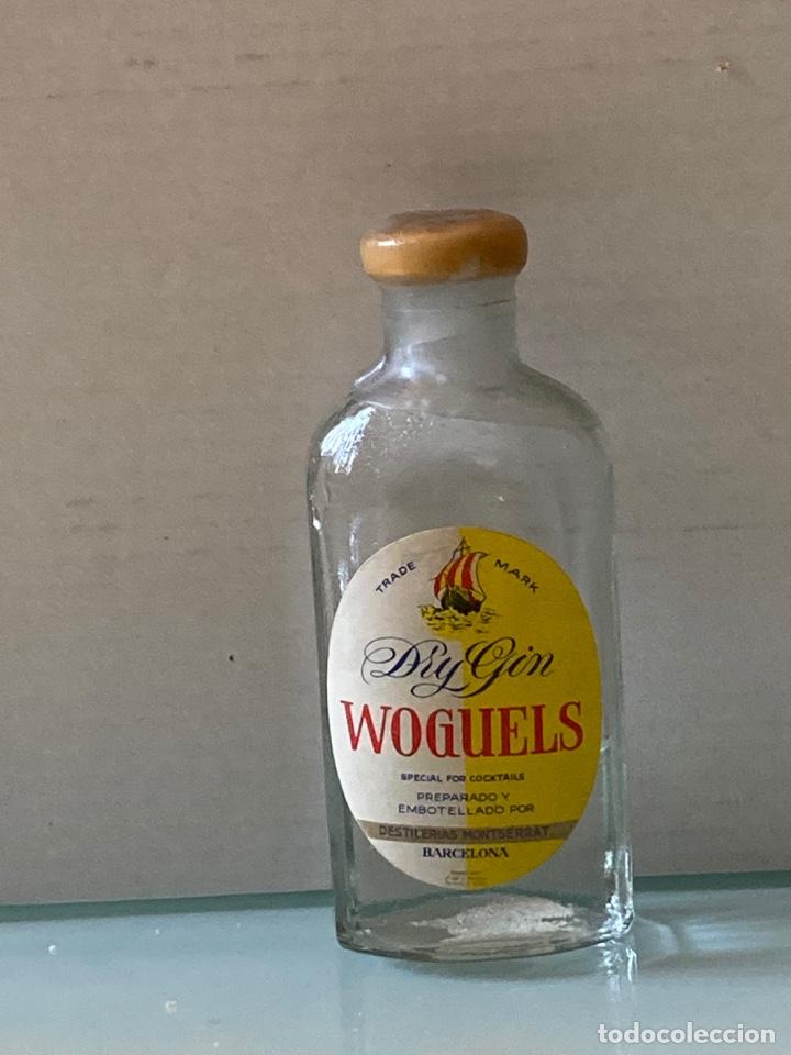 Coleccionismo de vinos y licores: Botell&iacute;n Ginebra Woguels. Destiler&iacute;as Montserrat. Barcelona. 8 cm.